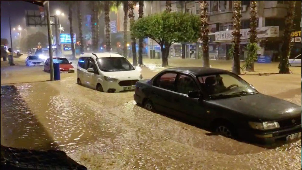 Antalya’yı sel vurdu! Kumluca ve Finike’de eğitime ara verildi