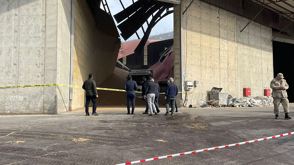 Hatay’da depo çatısı çöktü: 2 yaralı