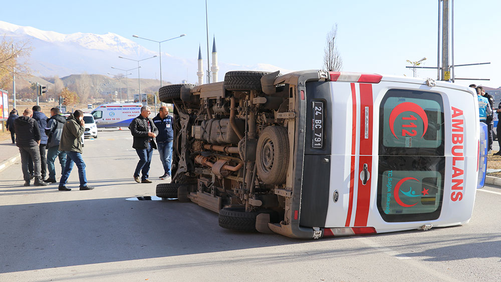 İki sağlık aracı çarpıştı: 9 yaralı