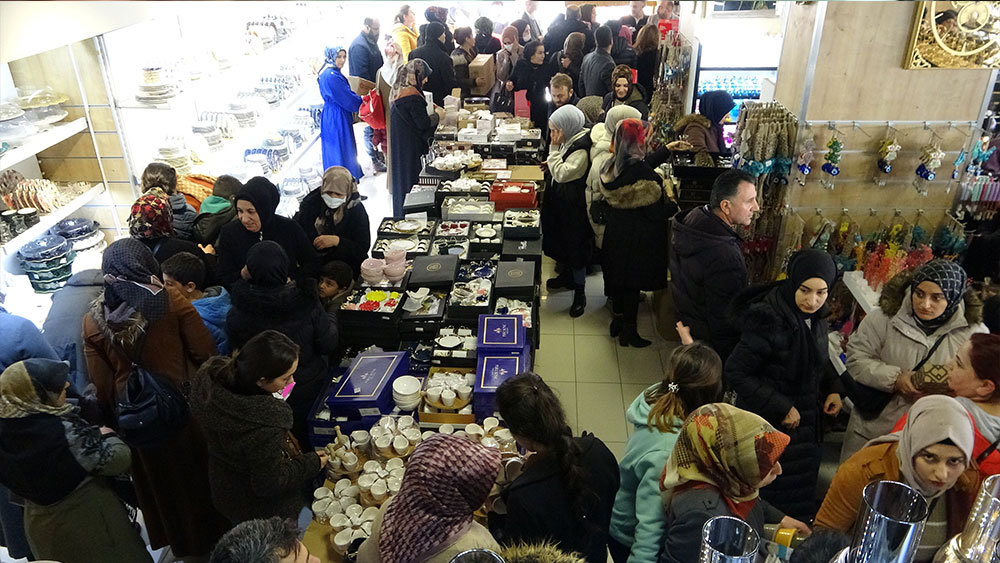 AVM’ye akın ettiler: İndirim izdihamı!