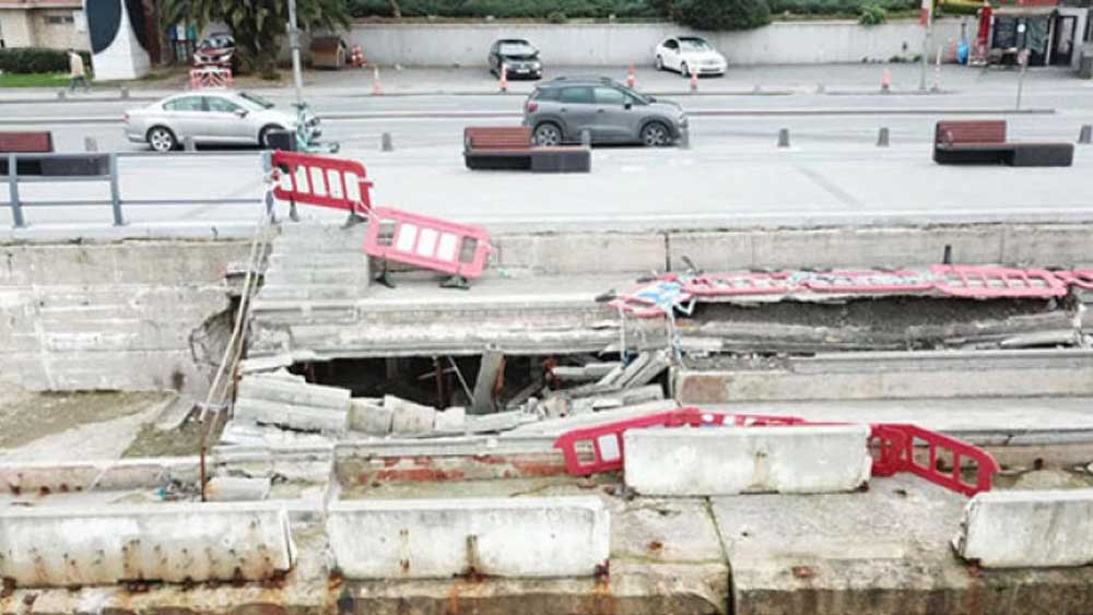 Üsküdar'da yürüyüş yolu çöktü