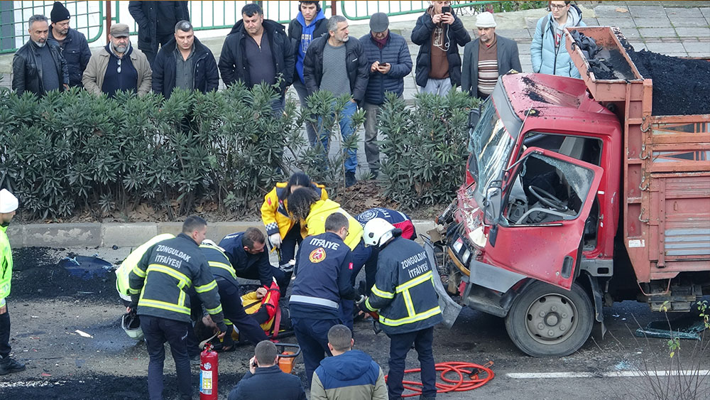 Hurdaya dönen kamyonette can pazarı!