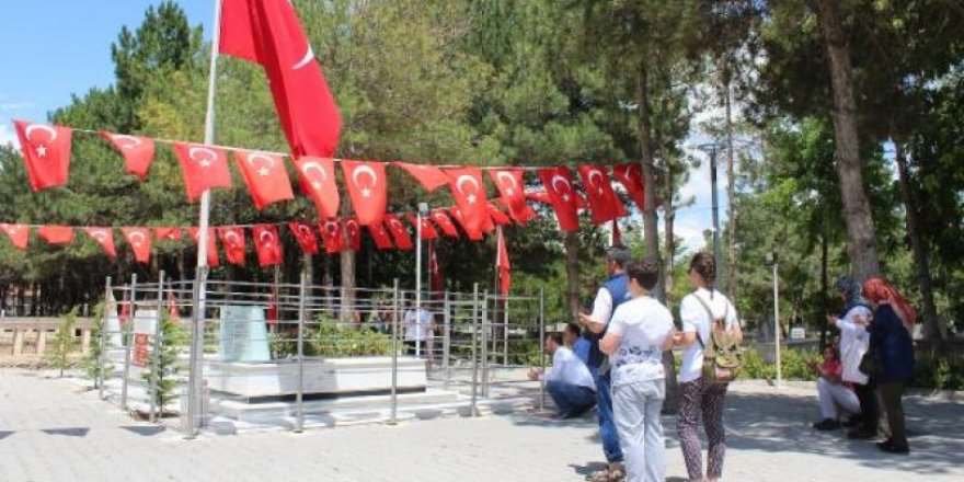 Şehit Ömer Halisdemir'in mezarına ziyaretçi akını