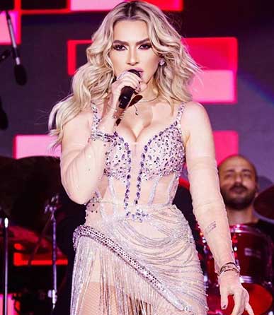 Hadise kıyafetiyle yürekleri hoplattı!