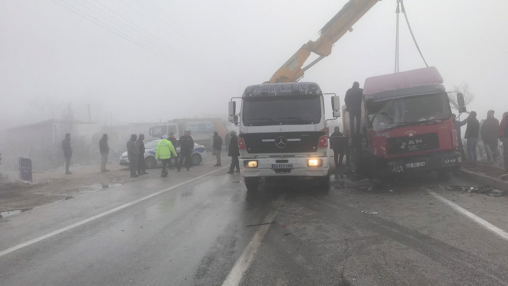 Öğrenci servisi, TIR ve hafriyat kamyonu ile çarpıştı: 19'u öğrenci 20 yaralı!