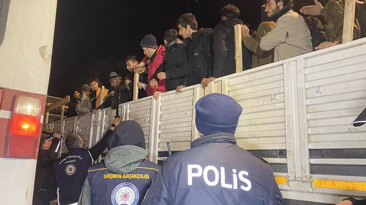 Plastik boru yüklü tırdan çok sayıda kaçak göçmen çıktı!