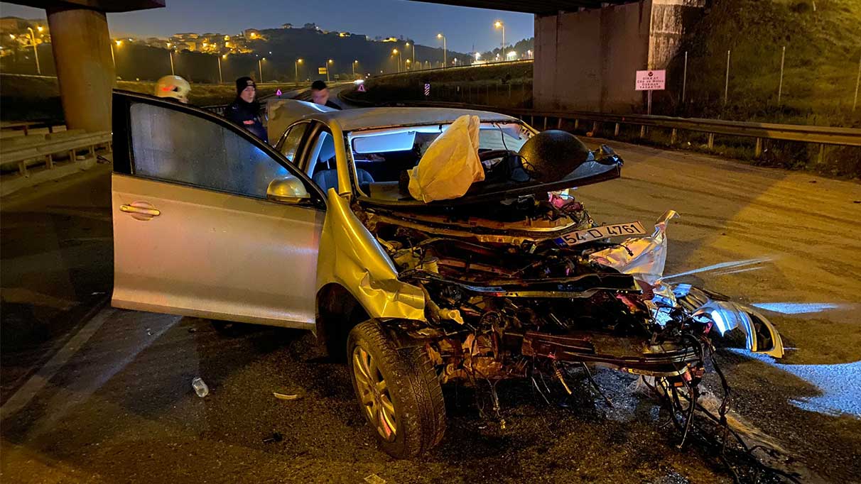 Motoru yola fırlayan araçta sıkıştılar!