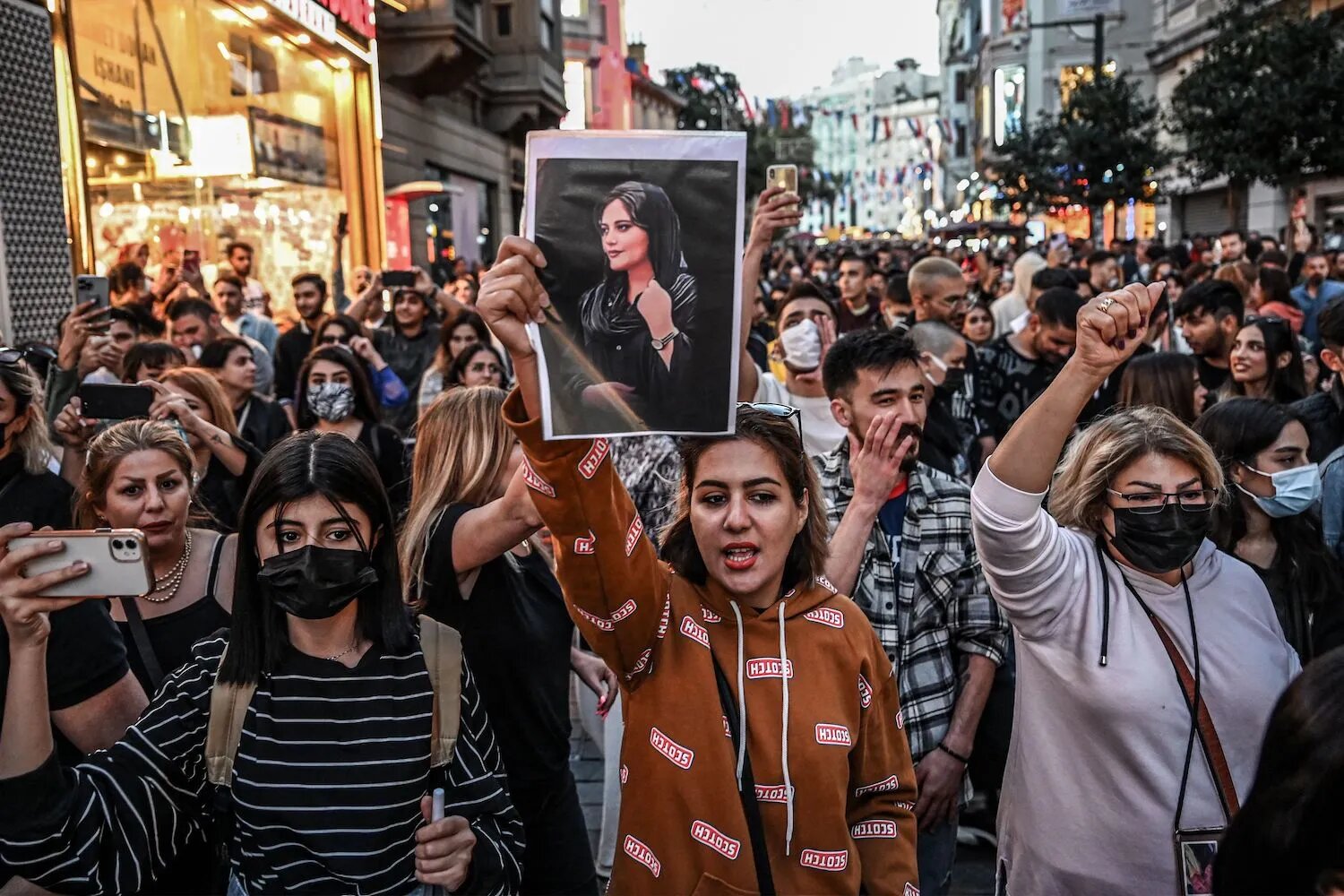 İdam cezası verilmişti: Mahsa Amini eylemcilerine af sinyali!