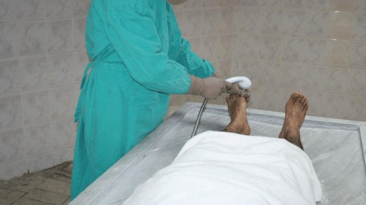 Ölüyü yıkamak için kefenini açan gassal, karşılaştığı manzara sonrası herkesi odadan kovmuş