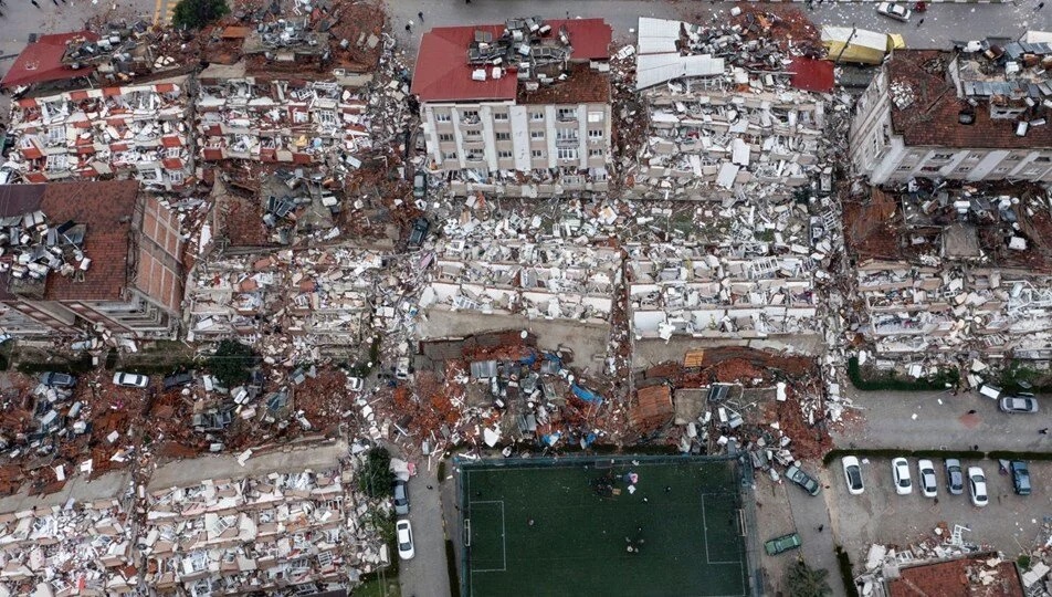 73 yaşındaki Leman Teyze gencin yardımına koştu! Deprem bölgesinden yürek ısıtan görüntüler