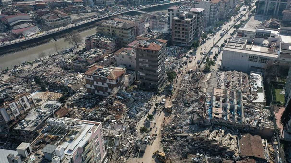 Yıkılan bir binanın kolonunu kestikleri iddiasıyla yakalanan 2 kişi tutuklandı