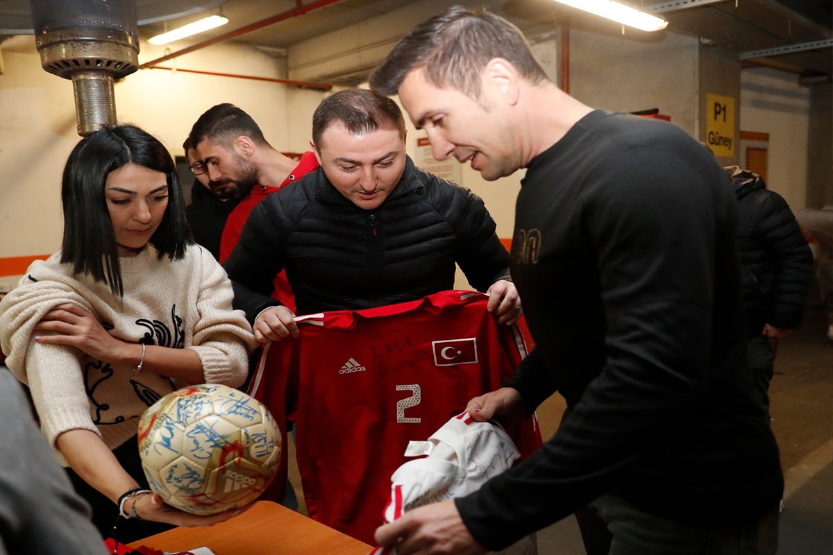 Galatasaray’ın eski futbolcusu Emre Aşık, milli takım formasını depremzedeler için hediye etti