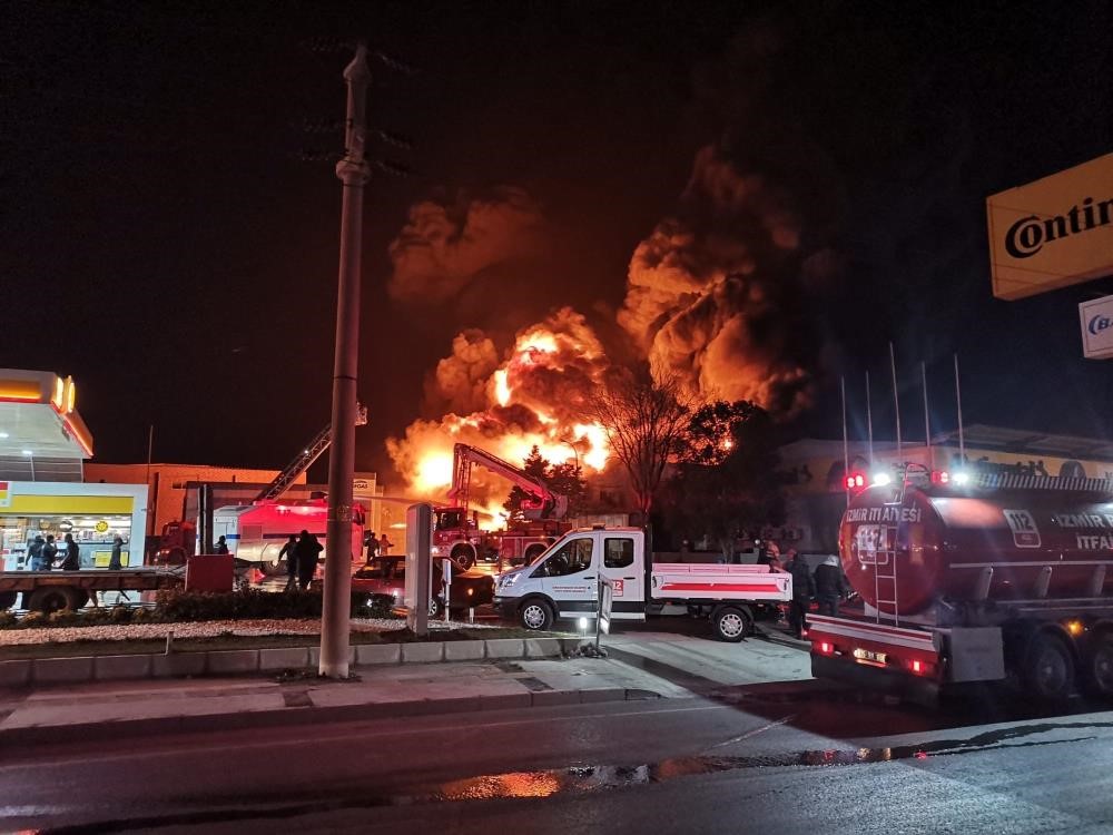 İzmir’de lastik bayisinde korkutan yangın!