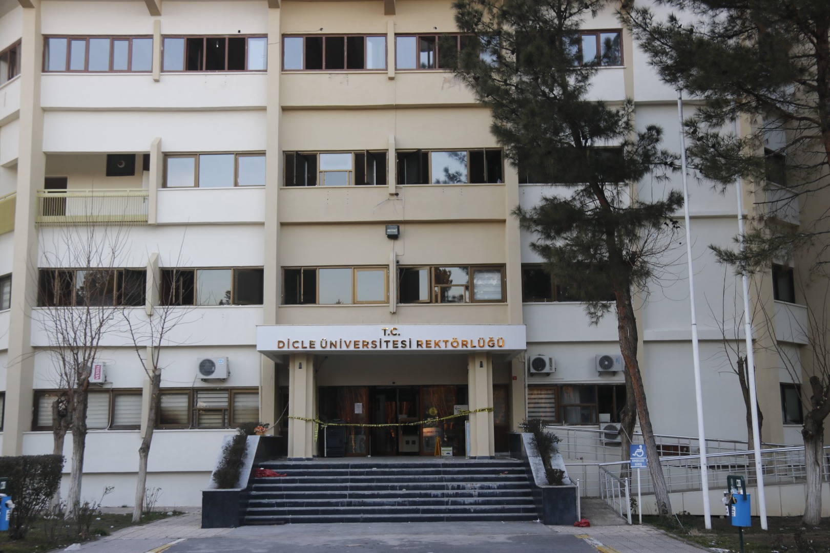 Hasarlı Dicle Üniversitesi rektörlük binası boşaltıldı!