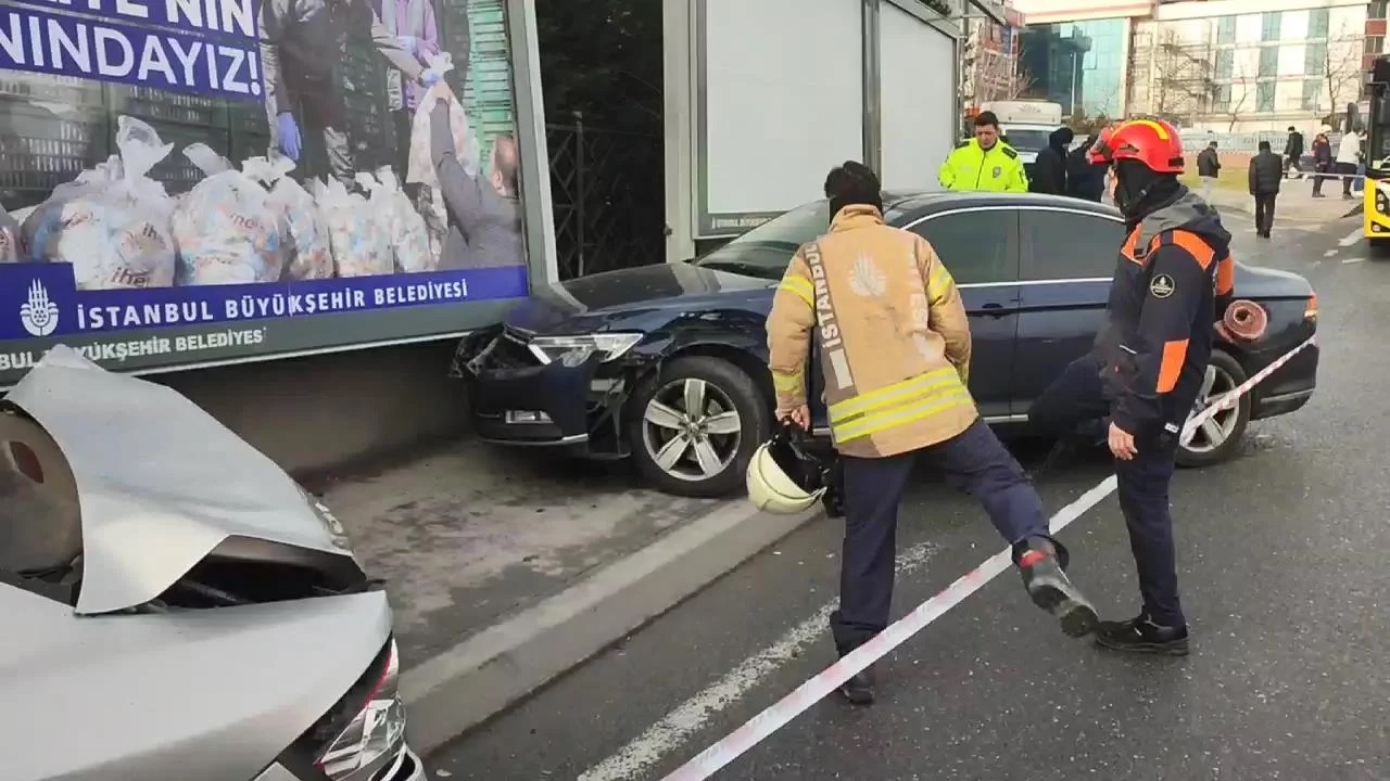 Beylikdüzü'nde zincirleme kaza: Yaralılar var!