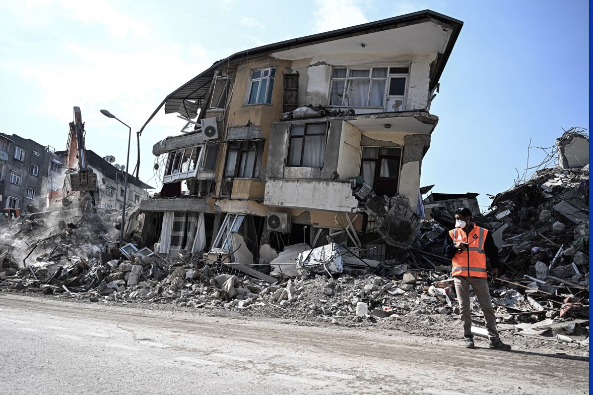 Antakya ve Defne'de 54 binanın enkazı kaldırılıyor!