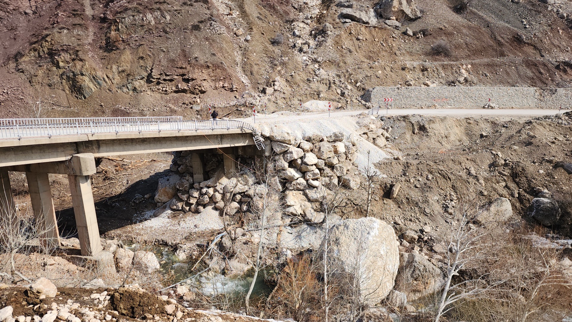 Deprem sonrası kayalar yolları bu hale getirdi!