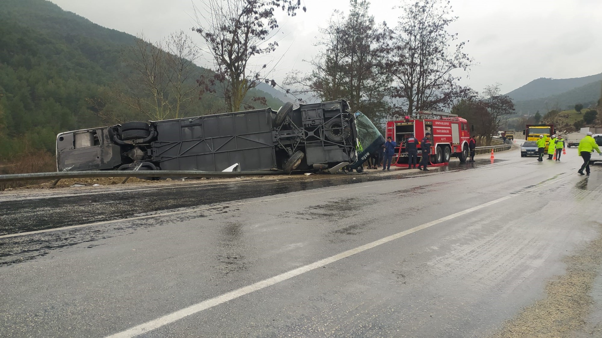 Yolcu otobüsü devrildi: 8 kişi yaralandı!