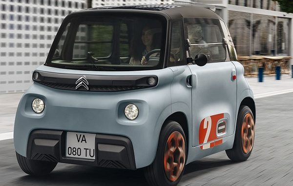 İki kişilik elektrikli Citroen AMI otomobil devrildi