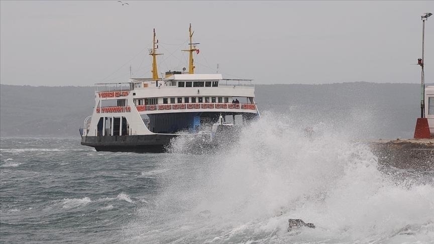 Bozcaada’da feribot seferlerine fırtına engeli!