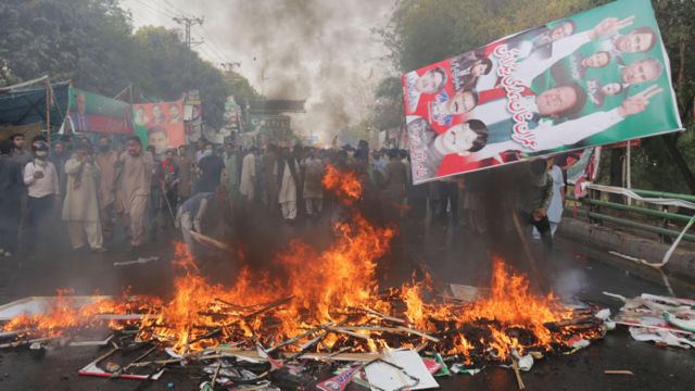 Pakistan'da gözaltına İmran Han'ın destekçileriyle polis arasında çatışma