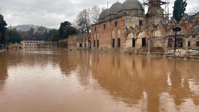 Balıklıgöl'de sel suları çekildi, çamur kaldı