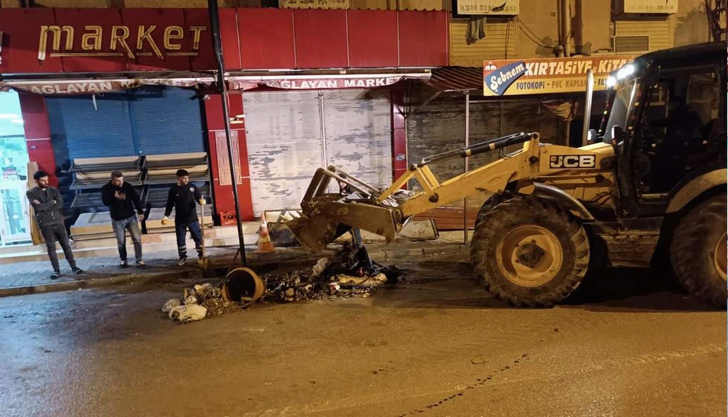 Siirt Belediyesi, Hatay'da temizlik ve ilaçlama çalışmalarına destek veriyor