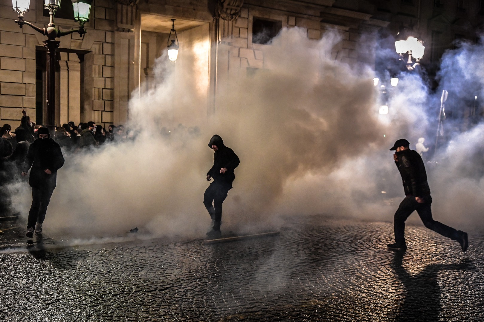 Paris'te emeklilik reformu karşıtı gösterilerde 71 kişi gözaltına alındı