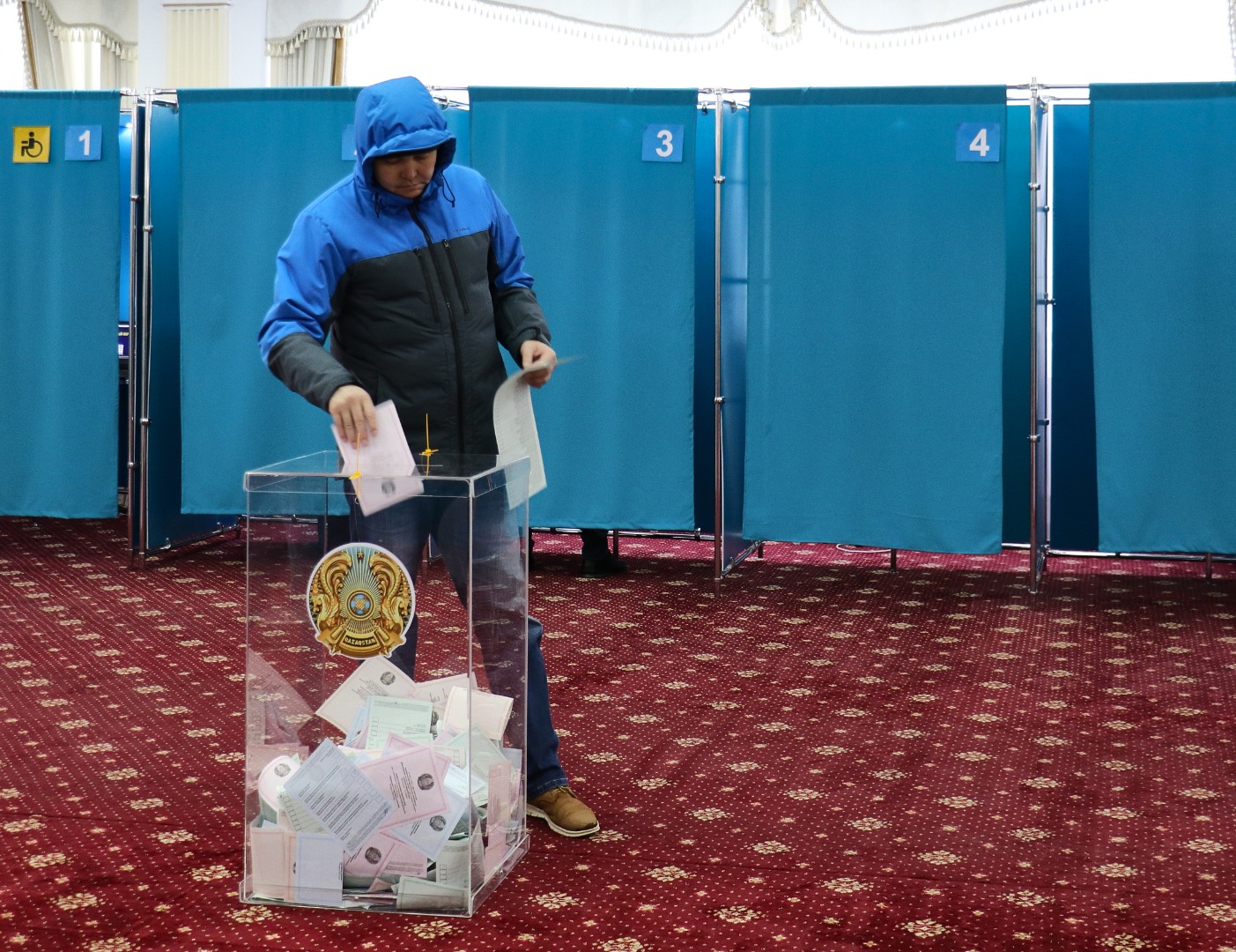 Kazakistan halkı sandık başında!