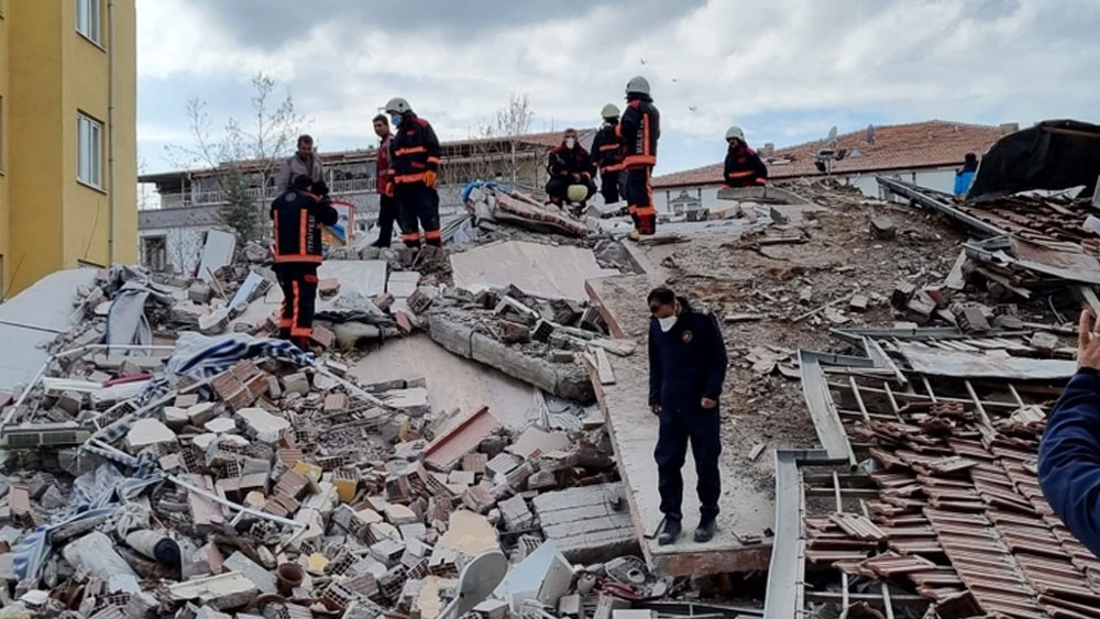 Malatya'da 5 katlı bina çöktü!