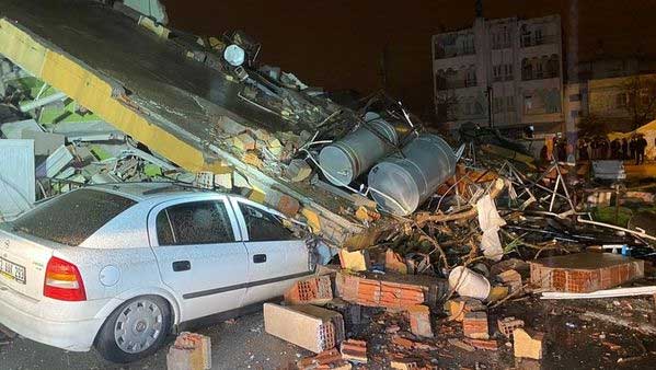 Adıyaman'da 5 katlı bina kendiliğinden çöktü