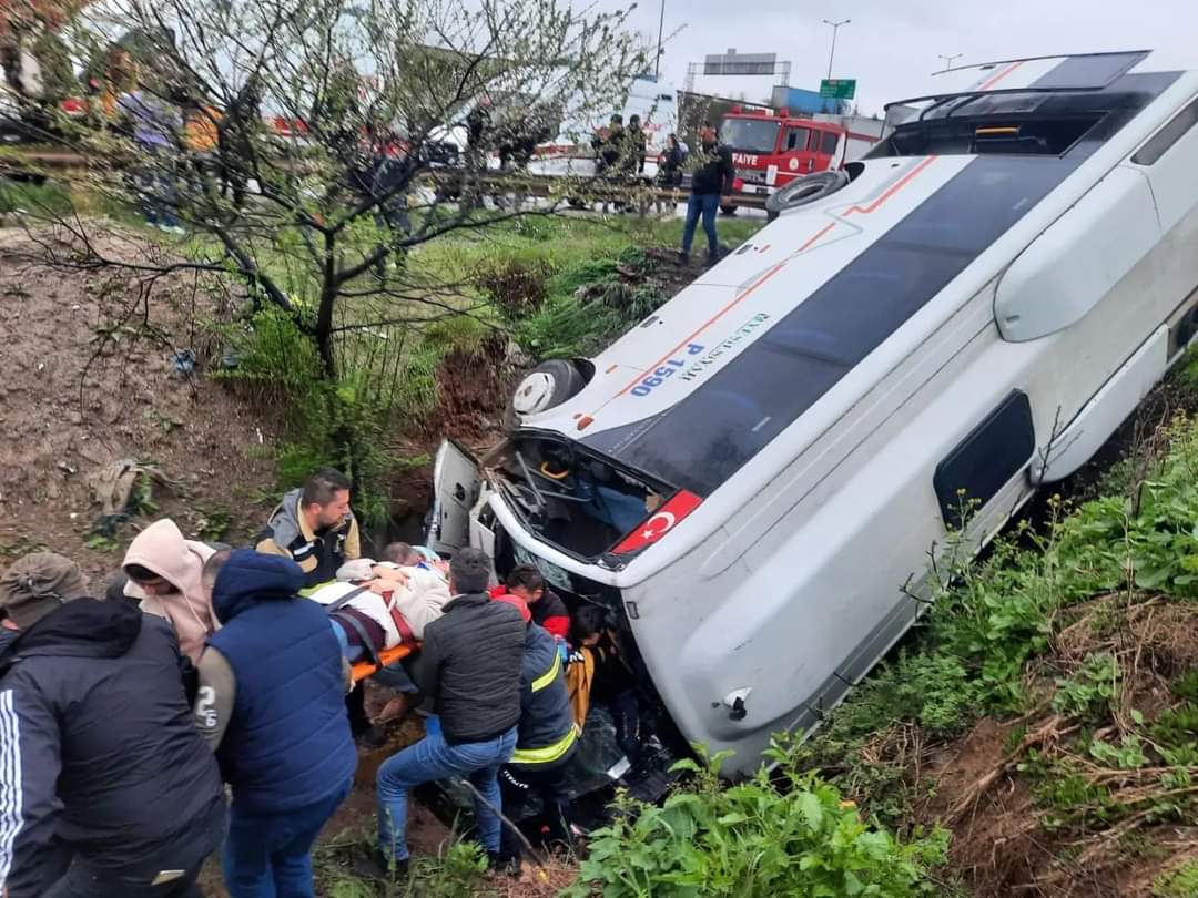 Kocaeli'de servis midibüsü devrildi: Çok sayıda yaralı var!