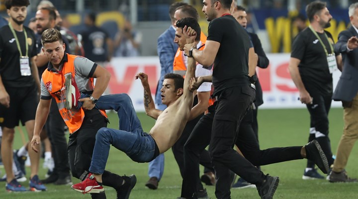 Beşiktaşlı futbolculara tekme atmıştı: Aldığı ceza belli oldu