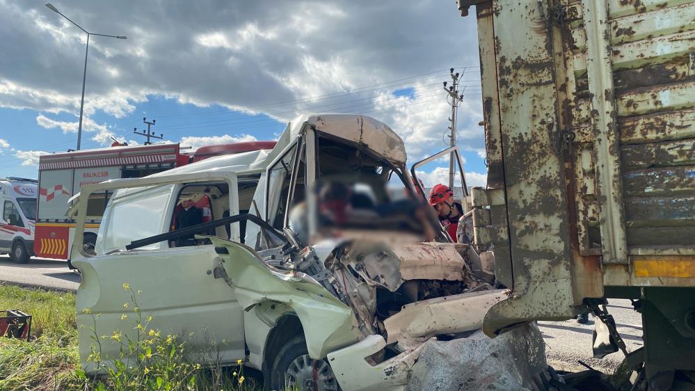 Minibüs çekiciye çarptı: Ölü ve yaralılar var