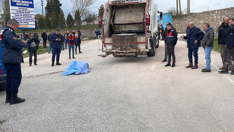 Çöp kamyonunun altında can verdi