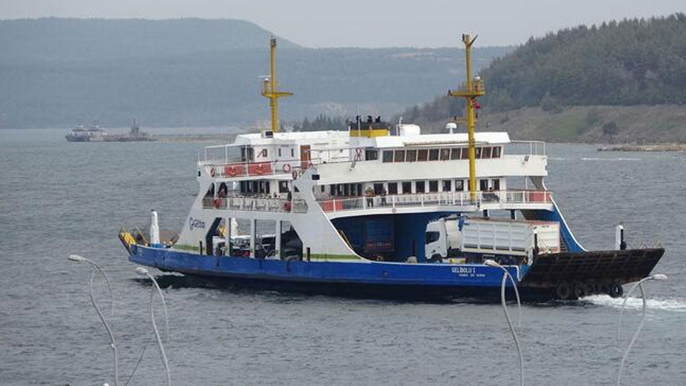 Bozcaada ve Gökçeada feribot seferlerine fırtına engeli