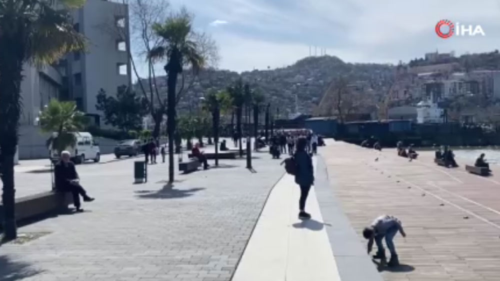 Zonguldak’ta sıcak havayı gören sahile koştu