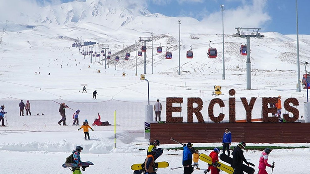 Erciyes'te kayak sezonu devam ediyor