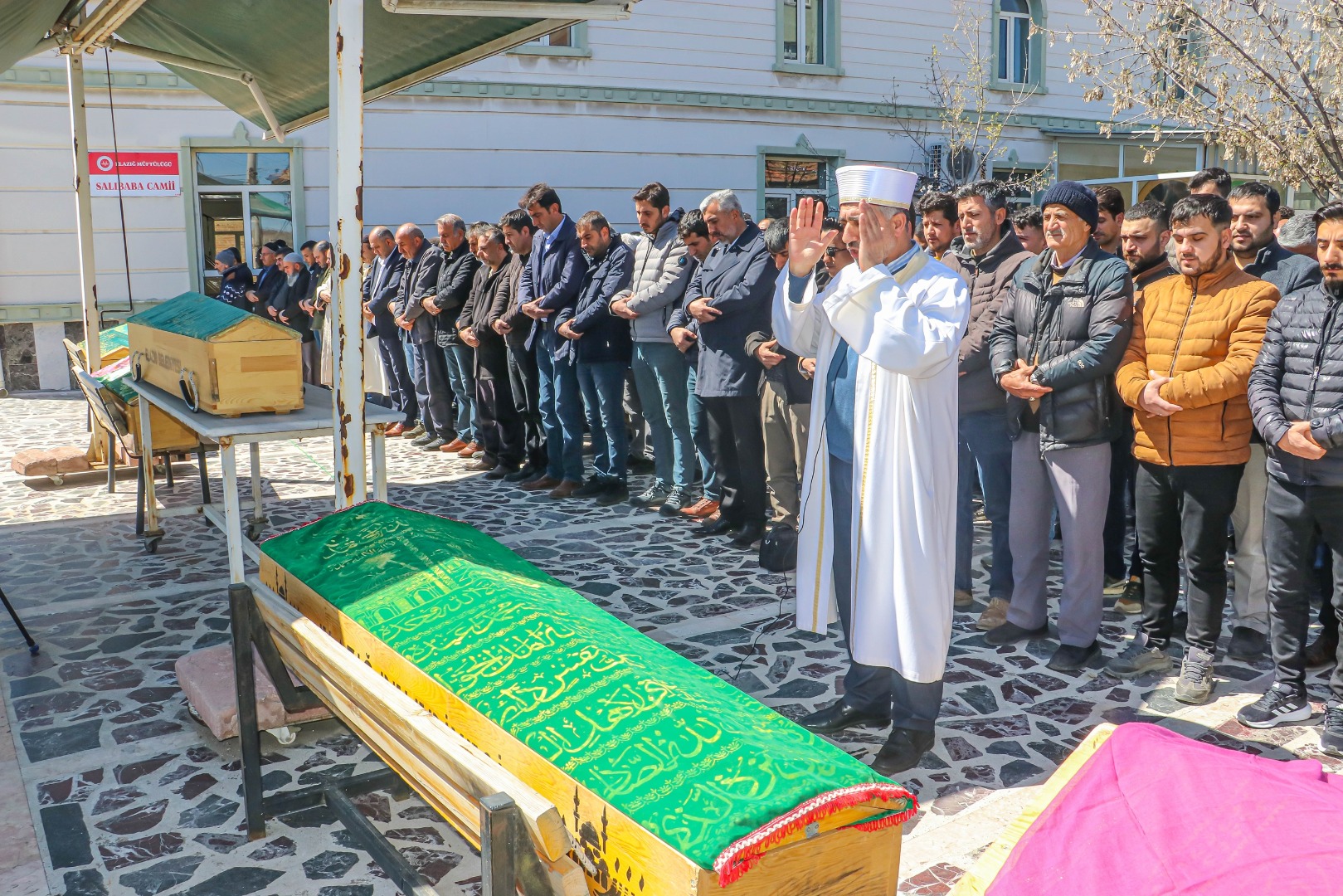 Ailesini katletmişti: Ailesini öldüren öğretmen, kurbanlarının yanına defnedildi