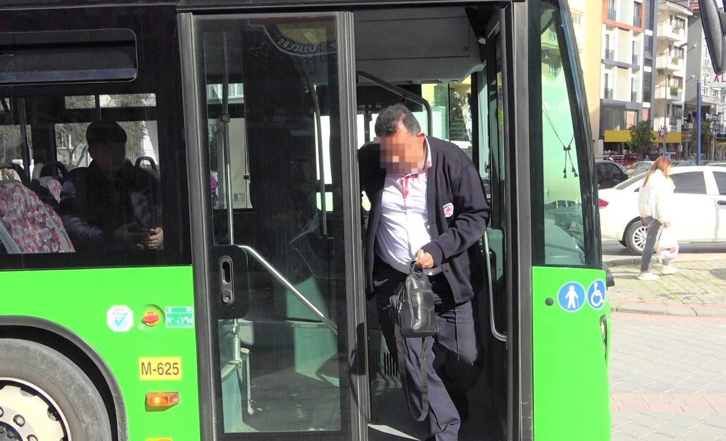 Kendisine yol veren şoförü darp edip kaçtı