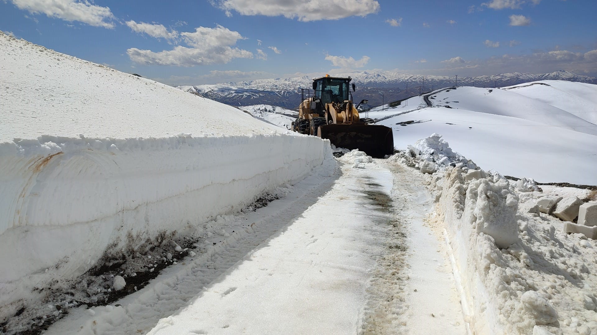 Van'da 75 yerleşim biriminin yolu ulaşıma açıldı