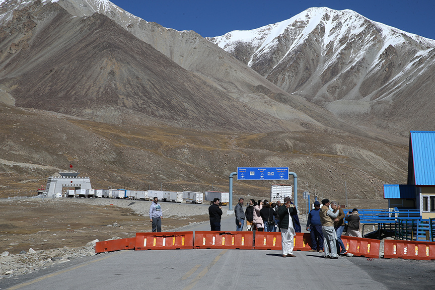 Pakistan-Çin arasındaki Khunjerab sınırı, 3 yıl aranın ardından tekrar ticarete açıldı