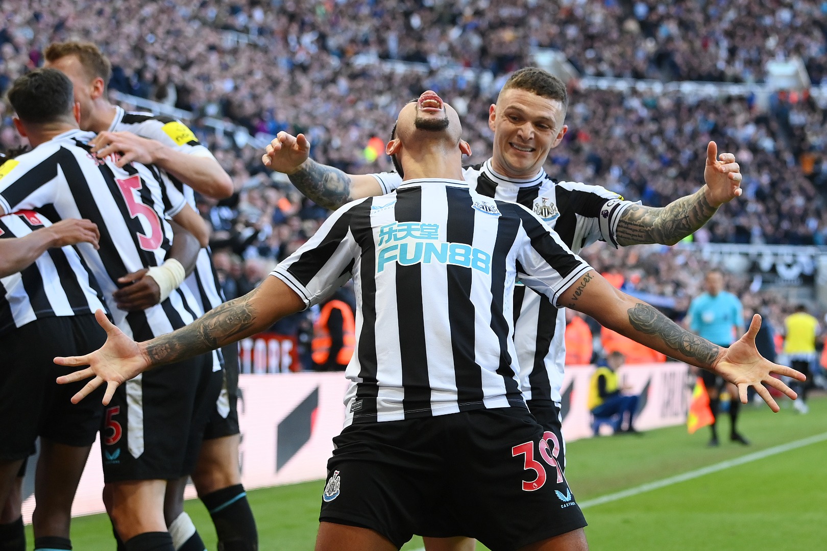 Premier Lig'de Newcastle United, Manchester United'ı yendi