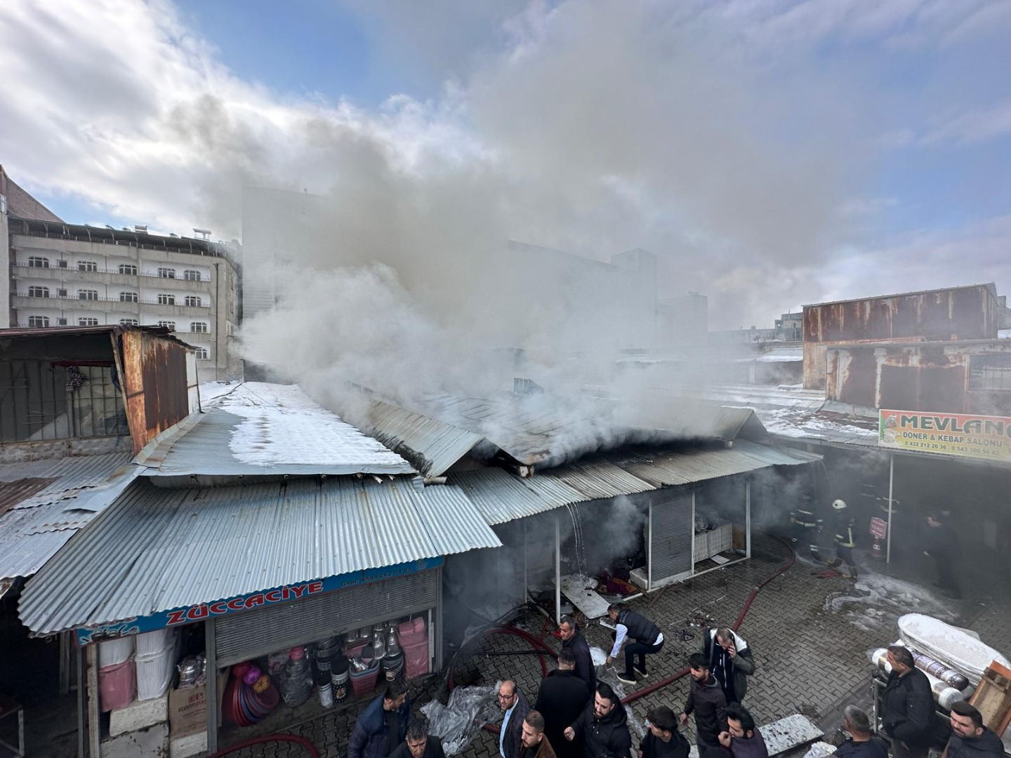 Van'da halk pazarında yangın!