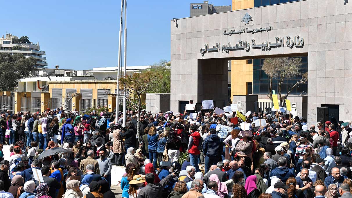 Lübnan'da öğretmenlerden maaş protestosu!