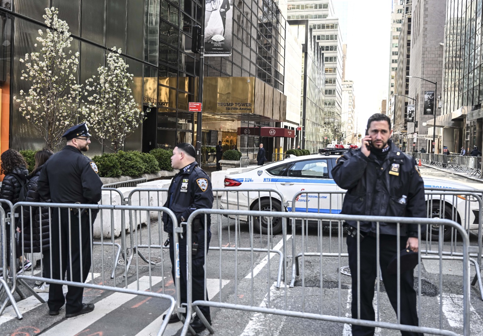 Trump Tower'ın etrafı bariyerlerle çevrildi: Tarihi duruşma yarın