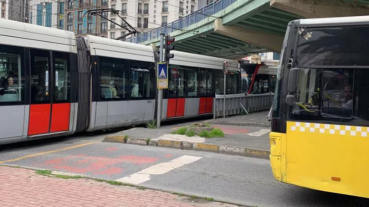 İETT otobüsü tramvaya çarptı: Faciadan dönüldü