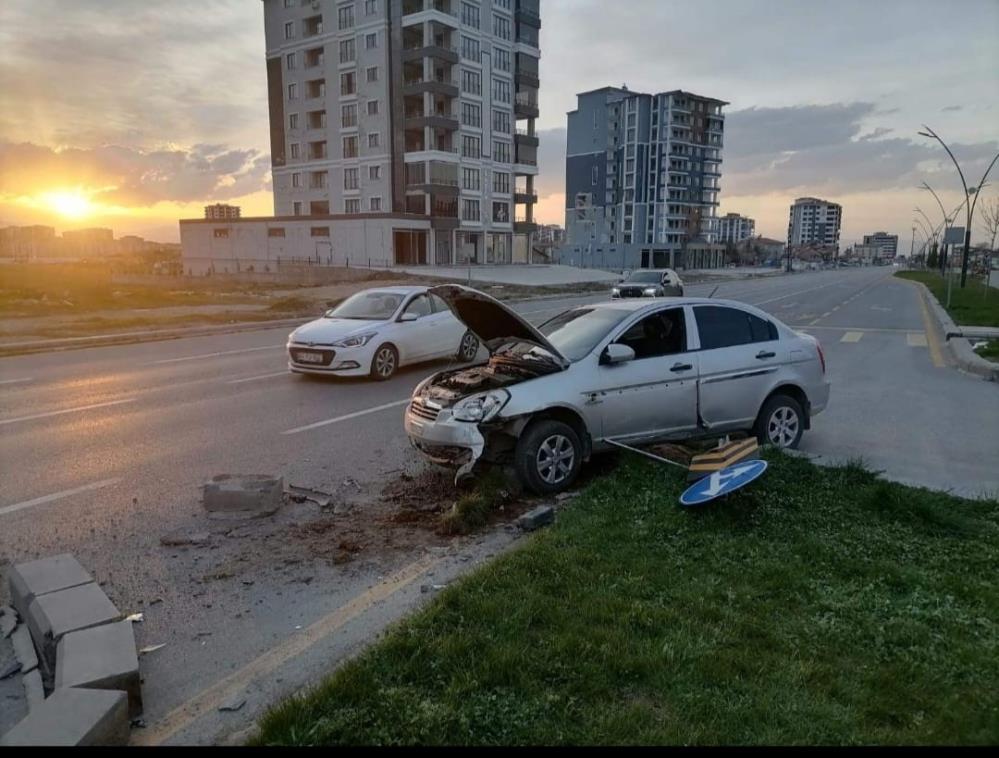 Savrulan araç refüjde durdu: 6 yaralı