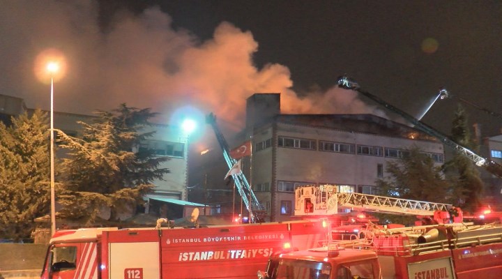 Pendik'te çinko kaplama fabrikasında çıkan yangın söndürüldü