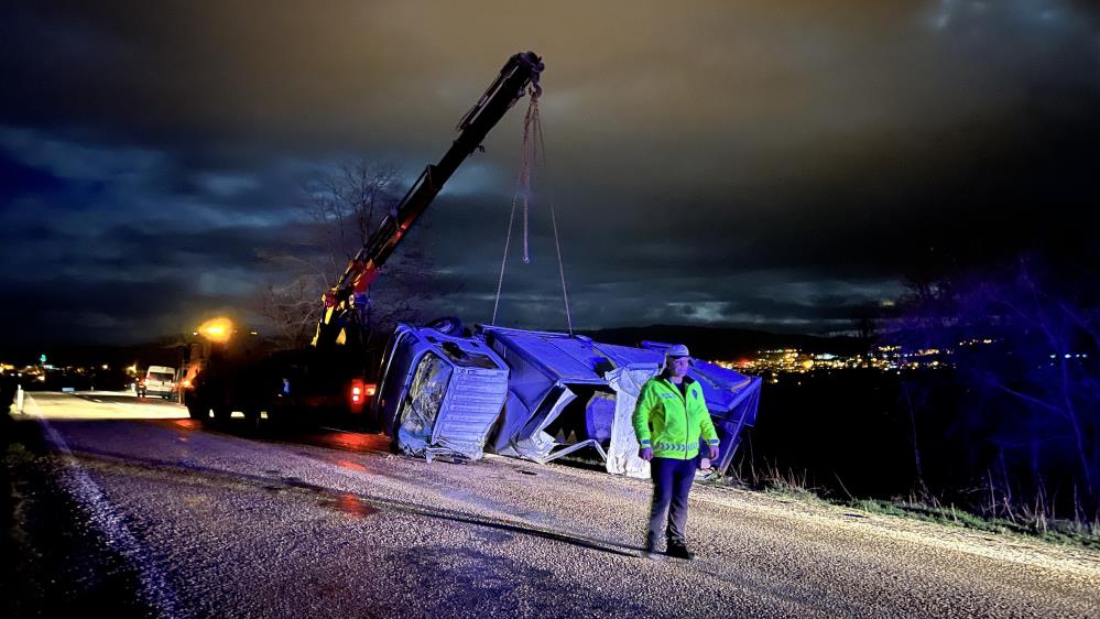 Yoldan çıkan kamyonet tarlaya uçtu: 3 yaralı